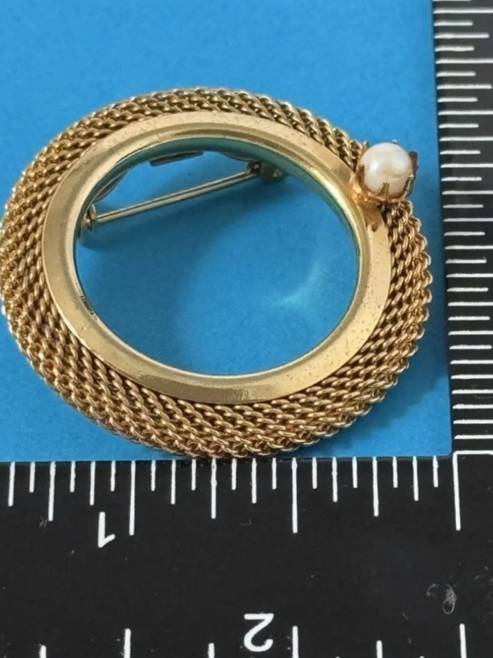 Gold Tone Circular Mesh Brooch Round Wreath Vintage